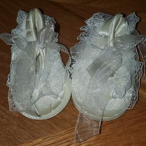 BABY GIRL CREA LACE CRIB SHOES
BRAND NEW